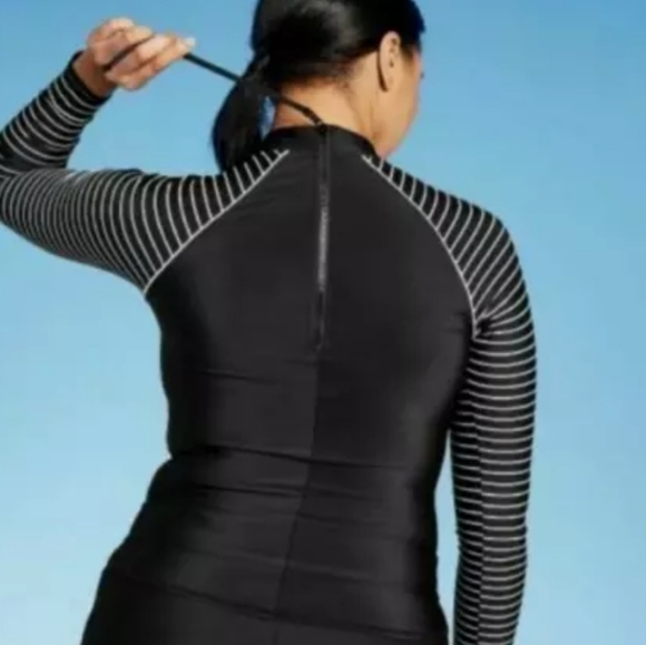 Women's Mock Neck Long Sleeve Rashguard Medium - Picture 3 of 9